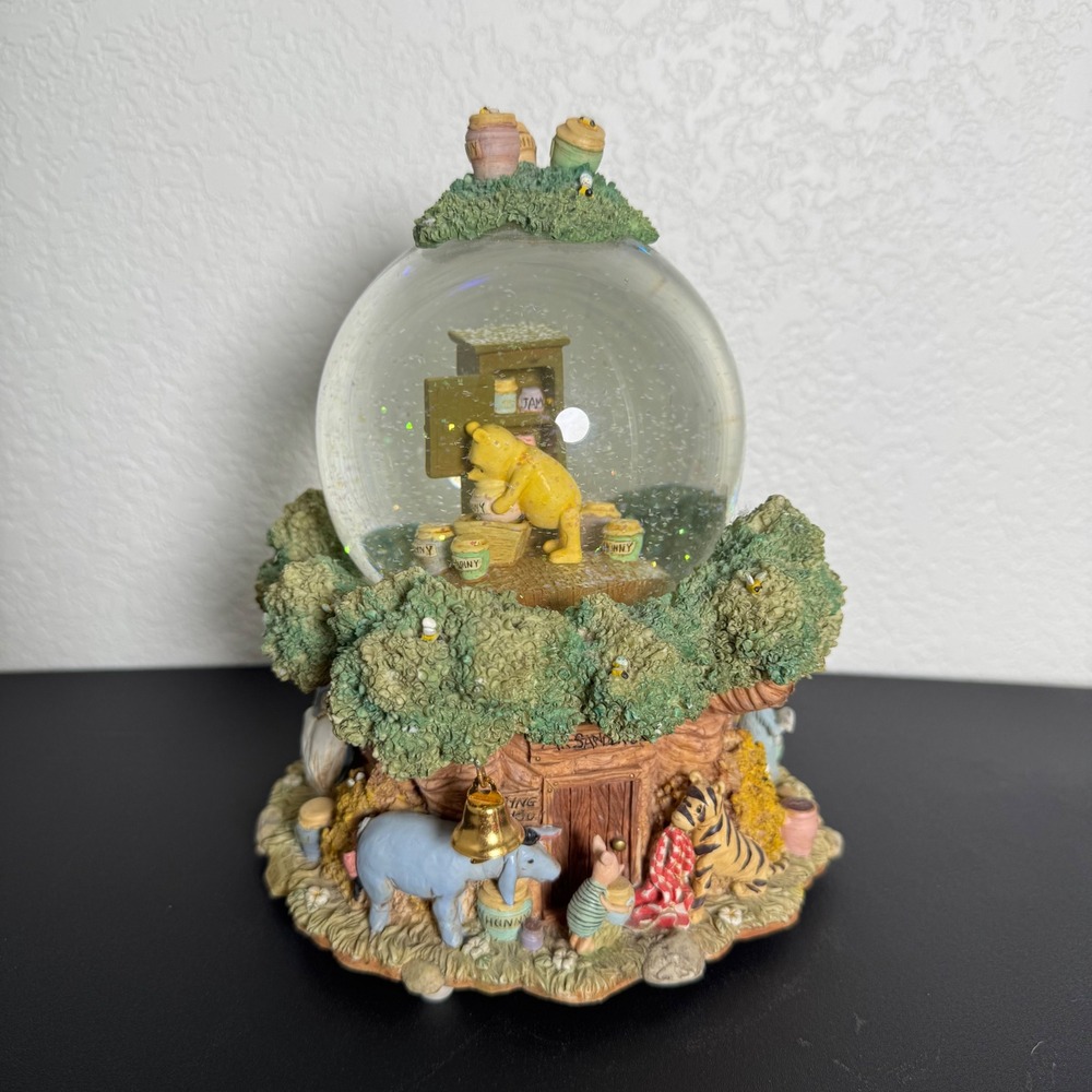 Disney Winnie the Pooh Musical Snow Globe Friends Tree House Vintage Large